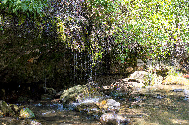 滴水的岩石瀑布/在夏天的下午徒步旅行